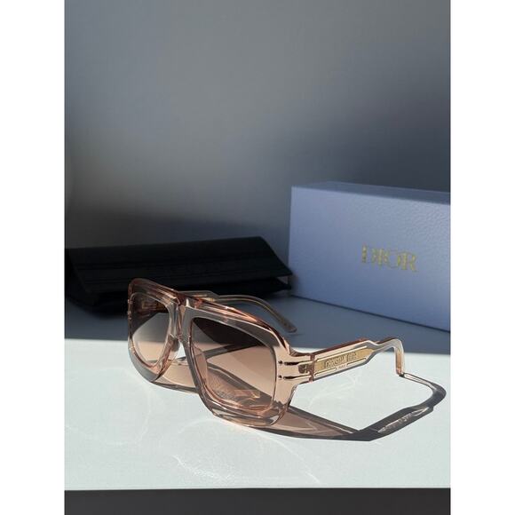 NEW Dior Signature M1U Mask Sunglasses in Pink Transparent - Picture 4 of 8